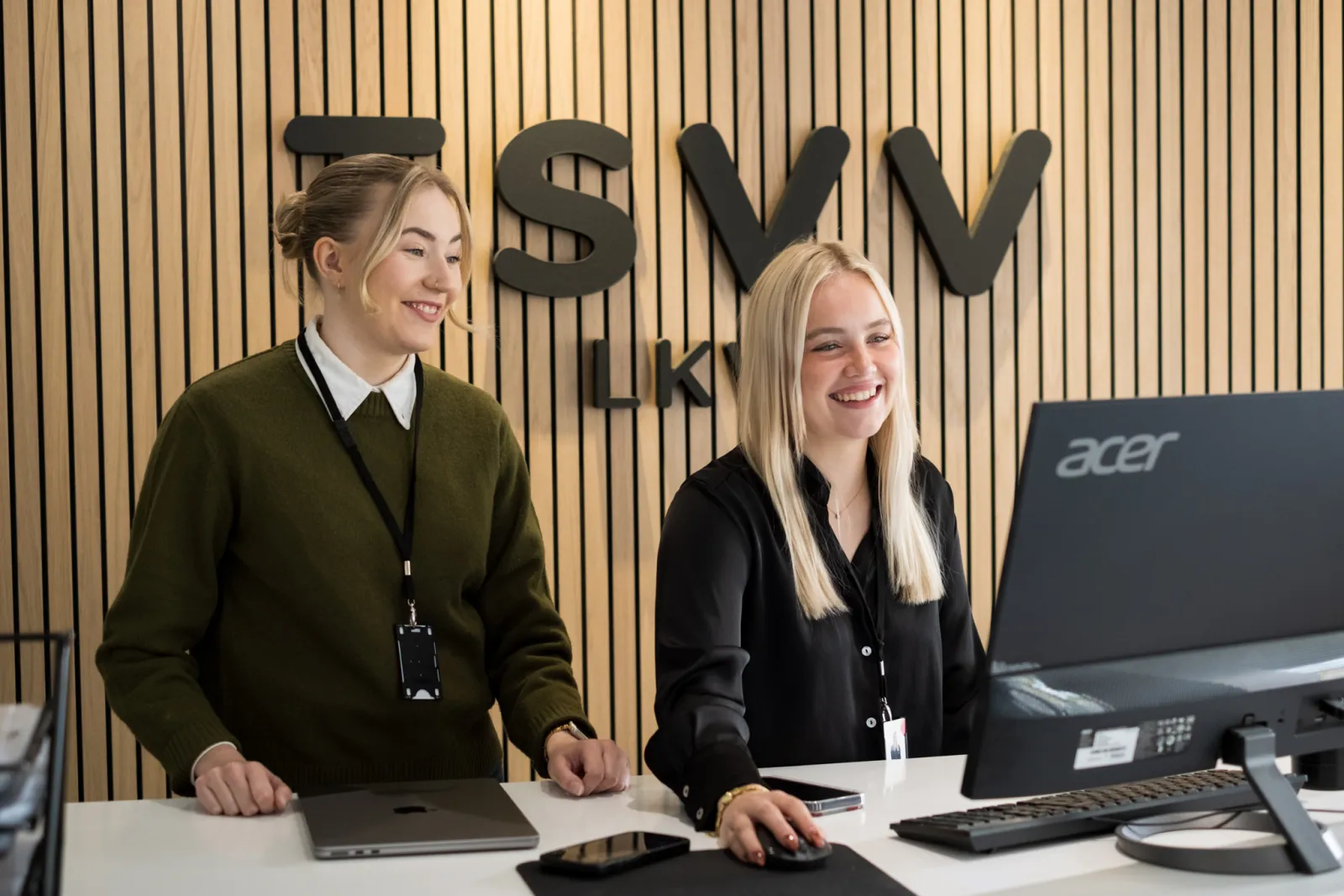 TSVV:n välittäjät palvelevat asiakkaita toimiston vastaanotossa